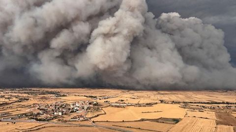 El humo se eleva desde un incendio forestal sobre los campos de Torrefeta i Florejacs, cerca de Lérida.