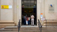 Contribuyentes en la sede de la Delegaci�n especial de la Agencia Tributaria en Sevilla.