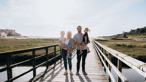 Sam y Niki, junto a sus dos hijas en O Pindo. 