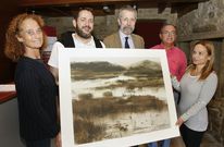 Los promotores del certamen, ayer en O Couto, con una obra premiada en la �ltima edici�n. 