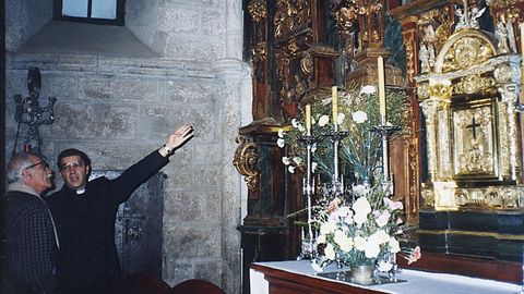Erik el Belga con el cura de Santa María del Azogue en 1993