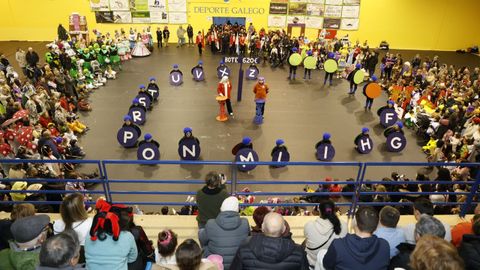 Guitiriz celebr� su fiesta y concurso de disfraces con premios para las categor�as de indivudal, grupos y comparsas en el pabell�n municipal.