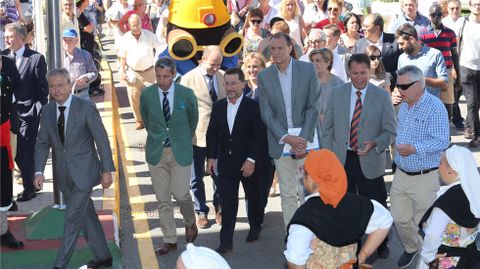 El consejero de Educaci�n, Genaro Alonso, junto al alcalde de Langreo de la Feria de Muestras.El consejero de Educaci�n, Genaro Alonso, junto al alcalde de Langreo de la Feria de Muestras 