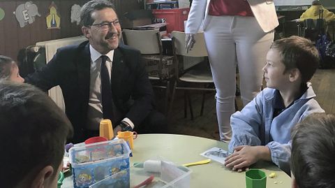 El consejero de Educaci�n, Genaro Alonso, charla con un grupo de alumnos deel Colegio Rural Agrupado (CRA) Picos de Europa.El consejero de Educaci�n, Genaro Alonso, charla con un grupo de alumnos deel Colegio Rural Agrupado (CRA) Picos de Europa 