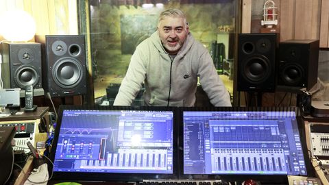 Artuvo Vaquero, en su estudio de grabación de Friol