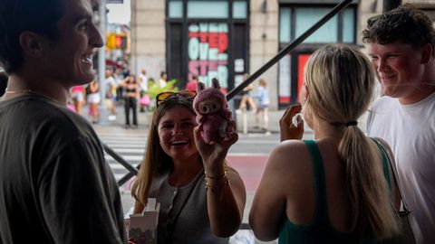 Jóvenes con un Labubu en Nueva York