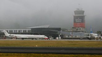 Aviones de Iberia y Air Europa, que vuelan a Madrid, este jueves en Alvedro