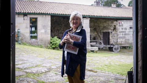 Mara Victoria Carballo-Calero, retratada na Casa Grande de Otero Pedraio en Trasalba