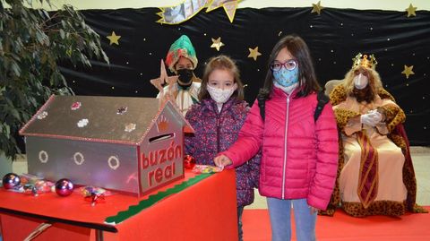 Un momento de la recepci�n de los Reyes Magos a los ni�os de B�veda