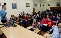 La direcci�n dice que el recorte afectar� a las actividades docentes, en la imagen, con Carracedo. 