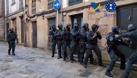 As entr la UCO con un ariete en la ra Algalia de Abaixo de Santiago