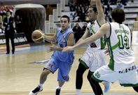 �lex L�pez, con el bal�n en el partido contra el Huesca en el Pazo.