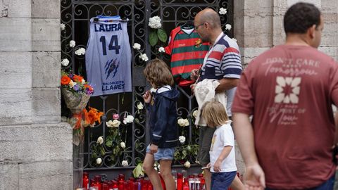 Altar erigido en Llanes en honor a la guardia civil Laura Cruz, asesinada por su expareja, un ferrolano tambi�n agente del instituto armado