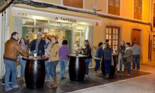 Imagen de la fachada y terraza de A Taper�a en Ribadeo, reinaugurada tras ampliarse el local. 