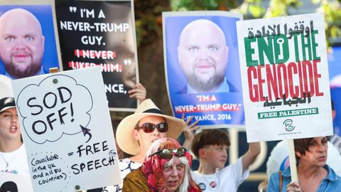 Manifestantes protestan contra JD Vance en el condado de Cotswold, donde veranea el vicepresidente de Estados Unidos