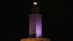 La Torre de H�rcules iluminada de morado por el D�a Mundial del Lupus