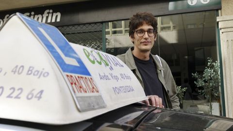 Adri�n Rey, de 42 a�os, se matricul� en septiembre en la autoescuela Ecovial de Pontevedra para sacarse el carn� de conducir