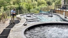 El equipo de la productora inglesa filmando en las termas ourensanas