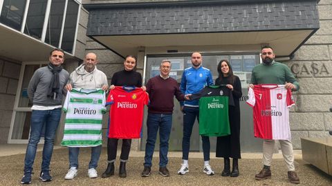 El alcalde de O Pereiro de Aguiar, Luis Menor, con los representantes del Atl�tico Vilari�o, la SD Melias, el CF Lo�o� y el CD Pereiro de Aguiar
