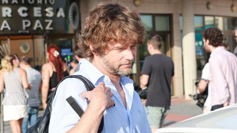 Ignacio Hernández Medrano acompaña a María Adánez al tanatorio de La Paz.