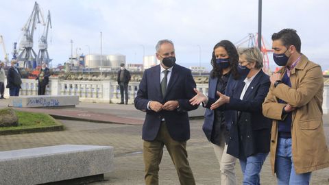 Hay quien piensa que el delegado de la Xunta Luis L�pez ?a la derecha de la imagen, junto a Cores Tour�s, la presidenta de Portos de Galicia y Rosa Quintana? da un buen perfil de candidato