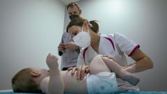 Berta Sobradelo realiza, adem�s del alivio del c�lico, fisioterapia respiratoria infantil