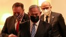 Mike Pompeo, secretario de Estado de EE.UU, Netanyahu, en el centro, y el embajador de Baharein en Jesusalem, Rashid Al Zayani