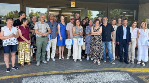Los homenajeados posan con la directora en el exterior del hospital 