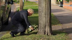 Boris Johnson depositando una corona de flores para rendir tributo al diputado David Amess, asesinado a pu�aladas.