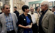 A ga�adora, Mar�a Reim�ndez, no centro, flanqueada por Ram�n Nicol�s e V�ctor Freixanes.<span lang= es-es > </span>