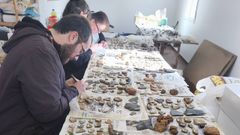  Los arque�logos estudiaron y clasificaron m�s de quinientas piezas procedentes del yacimiento del castro de Cereixa en el local social de la parroquia