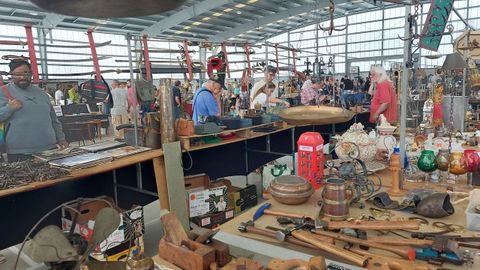 La pista cubierta de O Carregal volver� a llenarse de puestos de venta de antig�edades.