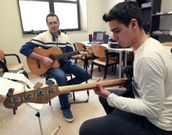 Sanitago Mart�nez con uno de sus alumnos en las clases de guitarra de la sociedad