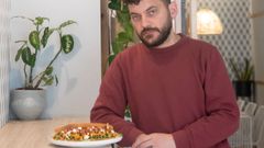 David Folgueiro posa en O Palique con el sandwich Tarde piaches