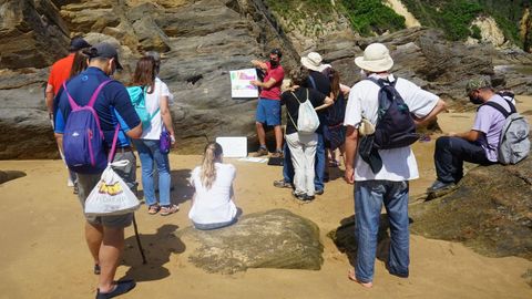 Visita guiada por Fran Canosa en la playa de San Romn, en O Vicedo (imagen de archivo)