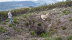 Uno de los antiguos pozos de prospecci�n minera puestos al descubierto en la zona de O Covall�n