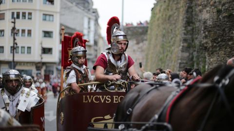 Desfile de las asociaciones junto a la Ronda da Muralla