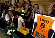 Andr�s custodia desde ahora en La Marina la camiseta retirada de Tino, firmada por sus compa�eros