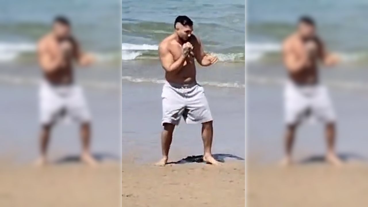 Omar Montes se relaja en la playa de Valdoviño tras su multitudinario concierto en Ferrol