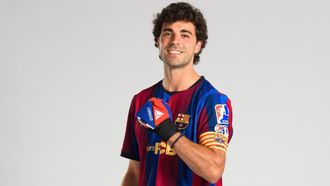 Ignacio Alabart posa con el brazalete de capit�n.
