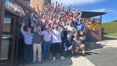 Los 52 del colectivo Amigos de Bribes que participaron en una comida este viernes en Casa Avelino quisieron posar en una foto de familia como recuerdo de una cita cuya primera edici�n se hizo hace 23 a�os.  