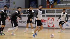 Entrenamiento de los noieses antes de recibir al conjunto murciano en el pabell�n Agust�n Mour�s. 