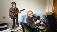 Rafa guarda en su maleta los recortes de una vida de vagabundo impenitente