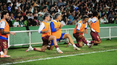 José Ángel, Rubén López, Stoichkov y Lucas Noubi calientan junto al preparador físico Roberto Cabellud en la banda del Sardinero