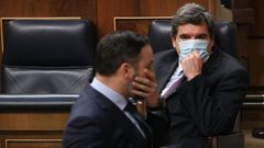 Abascal pasa por delante del ministro de Inclusi�n Social, Jos� Luis Escriv� en el Congreso