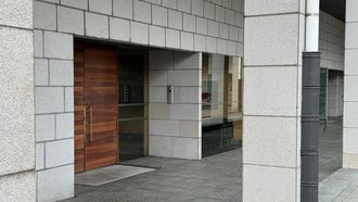 Portal de la vivienda en la que los bomberos socorrieron a una niña que se quedó encerrada en el baño