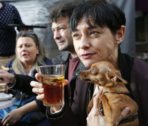 <span lang= es-es >De terrazas en A Ponte</span>. La socialista, Roco de Frutos, se dej ver a la hora del verm en el barrio de A Ponte para aprovechar el buen tiempo en la jornada de reflexin. 