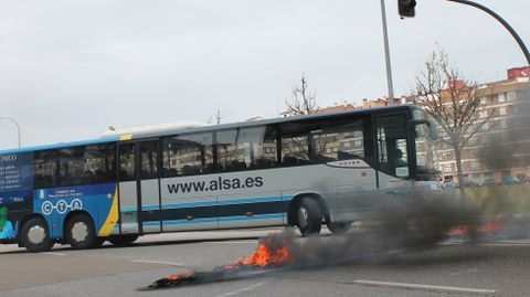 Un autob�s maniobra junto a la barricada