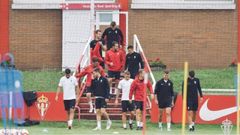 Plantilla del Sporting saltan al c�sped de Mare en un entrenamiento de temporada. Imagen Real Sporting