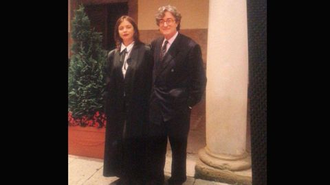 Ana Taboada, con su padre, Francisco Taboada, el d�a de su graduaci�n como abogada